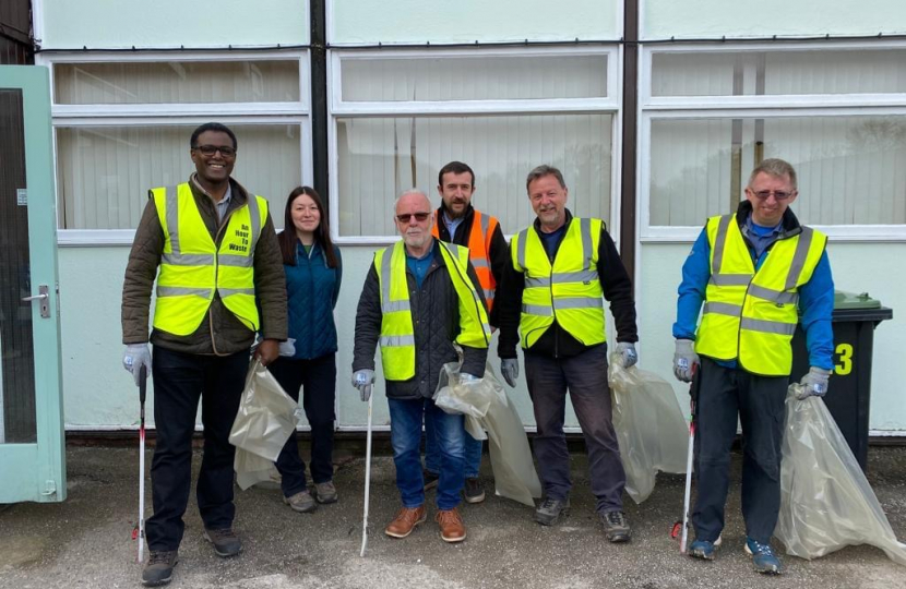 Darren Henry MP takes part in Kimberley Town Council's Big Clean 