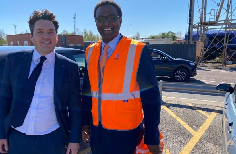 Darren Henry with the Rail Minister at DB Cargo UK