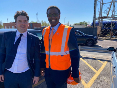 Darren Henry with the Rail Minister at DB Cargo UK